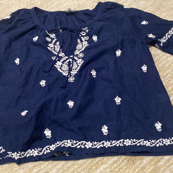 Beautiful embroidered top - Picture 3 of 6